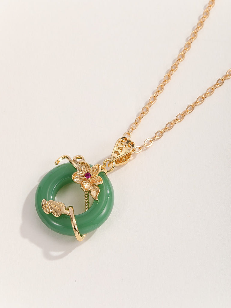 Flower Detail Round Pendant Necklace